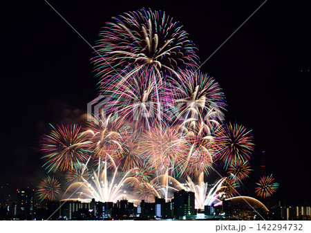 華やかな大輪の花火が夜空を埋め尽くす感動的な夏の夜景 142294732
