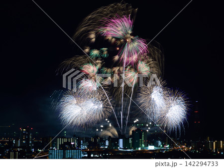夜空を彩る大輪の花火と都市夜景 142294733