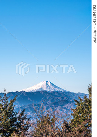 明王峠から望む冠雪の富士山と連なる山並み 142294792