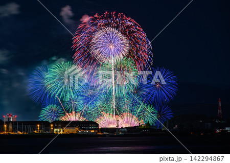 色とりどりに輝く豪華な打ち上げ花火 色とりどりに輝く豪華な打ち上げ花火 142294867