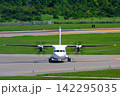 着陸してきたプロペラ機 142295035
