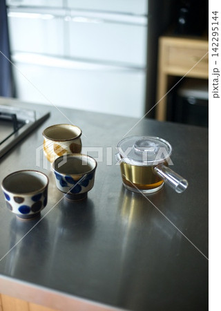 プラスチックの急須とやちむんの湯呑み 142295144