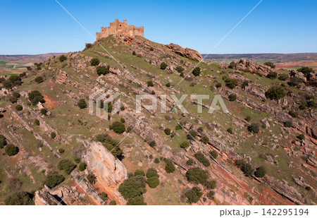 Riba de Santiuste castle. View from above. Guadalajara, Castile La Mancha community 142295194