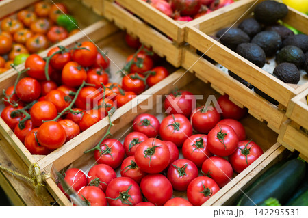 Bunch of red tomatoes in boxes 142295531