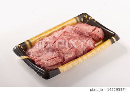 ［カナダ産］厚切り　牛タン　焼肉用 142295574