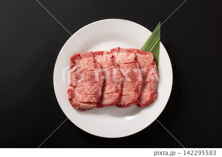 ［カナダ産］厚切り　牛タン　焼肉用 142295583