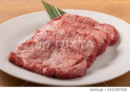 ［カナダ産］厚切り　牛タン　焼肉用 142295588