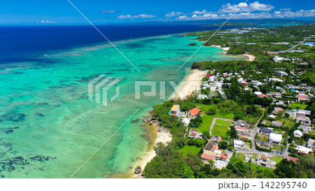 沖縄本島北部 今帰仁村の海と集落の風景 沖縄本島北部 今帰仁村の海と集落の風景 142295740