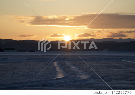 陽光を浴びる雪原の風紋の風景 陽光を浴びる雪原の風紋の風景 142295770