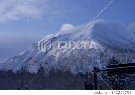 雪山の稜線と青空の眺め 雪山の稜線と青空の眺め 142295798