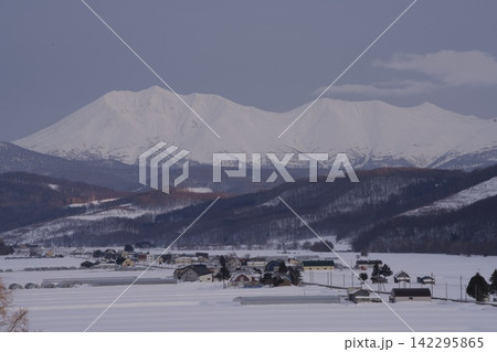 冬の大雪山と雪の農村の夕景 142295865
