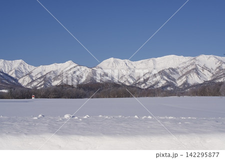 白く輝く山脈と雪の平原 白く輝く山脈と雪の平原 142295877