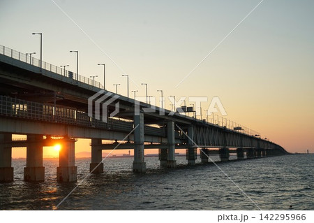 夕陽と空港連絡橋と海 142295966