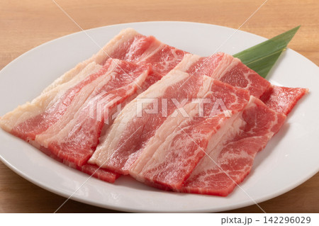 ［アメリカ産　牛肉］バラ薄切り　カルビ　焼肉用 142296029