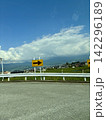 道路標識 142296189