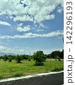 夏の青空と白い雲 142296193