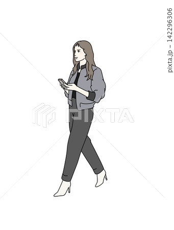 スマホを見ながら歩く女性 スマホを見ながら歩く女性 142296306