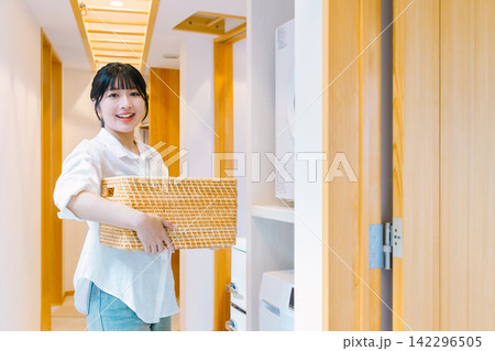 自宅で洗濯をする主婦 自宅で洗濯をする主婦 142296505