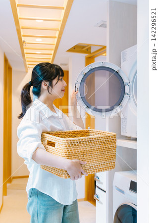 自宅で洗濯をする主婦 自宅で洗濯をする主婦 142296521