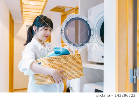 自宅で洗濯をする主婦 自宅で洗濯をする主婦 142296522