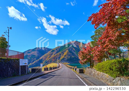 紅葉の神奈川県山北町の三保ダムの天端道路(遊歩道)から洪水吐き(水門)、六郎小屋山方面を見る 紅葉の神奈川県山北町の三保ダムの天端道路(遊歩道)から洪水吐き(水門)、六郎小屋山方面を見る 142296530