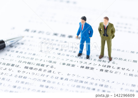セクハラ防止計画目標とビジネスマン セクハラ防止計画目標とビジネスマン 142296609
