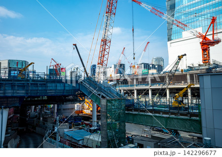 工事中の渋谷駅西口 建設中のペデストリアンデッキ 2026.07　a-1 142296677