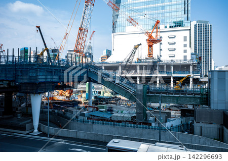 工事中の渋谷駅西口 建設中のペデストリアンデッキ 2026.07　c-5 クールカラー 142296693