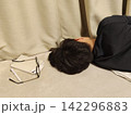 勉強に疲れて寝る男 142296883
