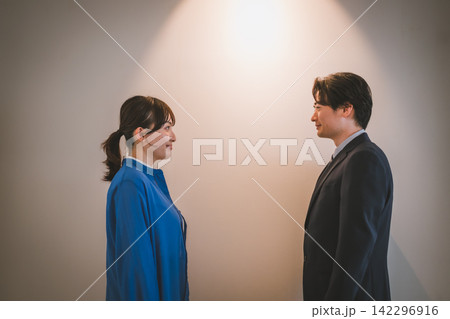 向かい合って見つめ合う男女の社内恋愛シーン 142296916