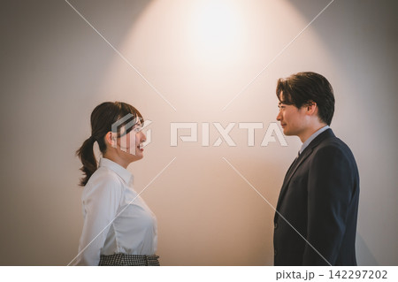 心ときめく運命の出会いを感じさせる男女のオフィスラブシーン 142297202