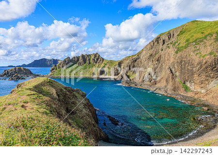 北海道礼文島の景勝地・澄海岬から望む美しい湾とダイナミックな海岸線のパノラマ 北海道礼文島の景勝地・澄海岬から望む美しい湾とダイナミックな海岸線のパノラマ 142297243