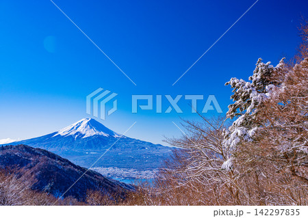 【山梨県】降雪した御坂峠から望む富士山 【山梨県】降雪した御坂峠から望む富士山 142297835