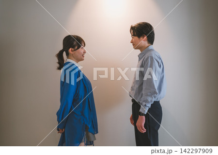 運命の出会いに笑顔がこぼれる男女のオフィスラブシーン 142297909