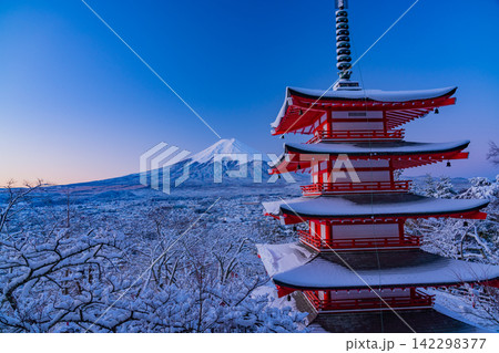 【山梨県】日本の美・降雪した新倉山浅間公園の忠霊塔と富士山 【山梨県】日本の美・降雪した新倉山浅間公園の忠霊塔と富士山 142298377