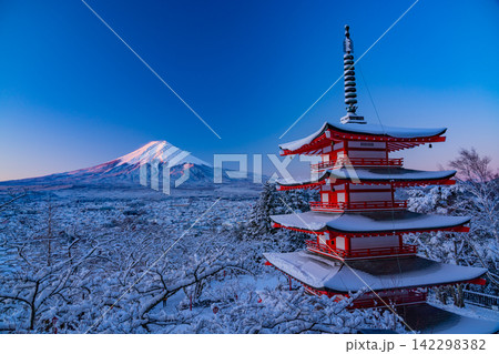 【山梨県】日本の美・降雪した新倉山浅間公園の忠霊塔と富士山 142298382