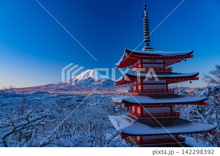 【山梨県】日本の美・降雪した新倉山浅間公園の忠霊塔と富士山 142298392