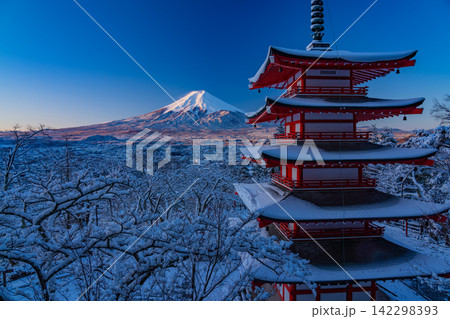 【山梨県】日本の美・降雪した新倉山浅間公園の忠霊塔と富士山 【山梨県】日本の美・降雪した新倉山浅間公園の忠霊塔と富士山 142298393