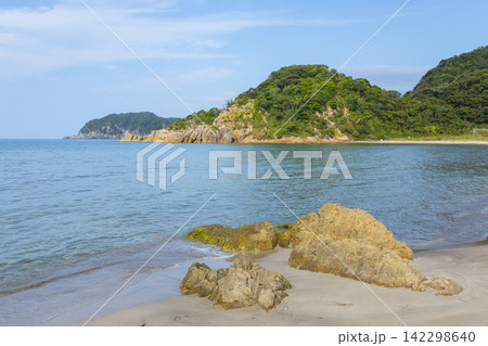 夏の浦富海岸の風景 鳥取県 羽尾海岸 夏の浦富海岸の風景 鳥取県 羽尾海岸 142298640
