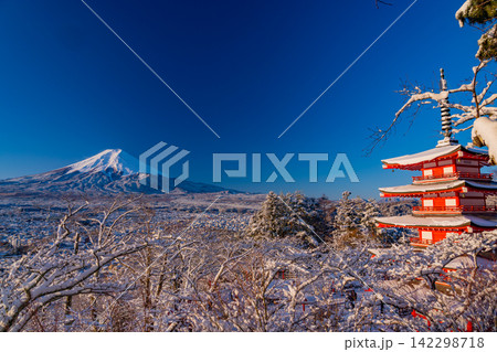 【山梨県】日本の美・降雪して朝日に輝く新倉山浅間公園の忠霊塔と富士山 【山梨県】日本の美・降雪して朝日に輝く新倉山浅間公園の忠霊塔と富士山 142298718