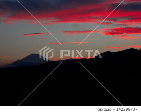 富士山の夕暮れ 富士山の夕暮れ 142298737