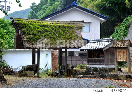滋賀県菅浦集落の四足門の風景 滋賀県菅浦集落の四足門の風景 142298745
