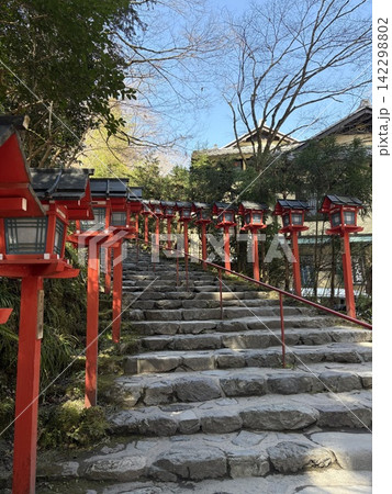 赤い鳥居に包まれた神社 142298802