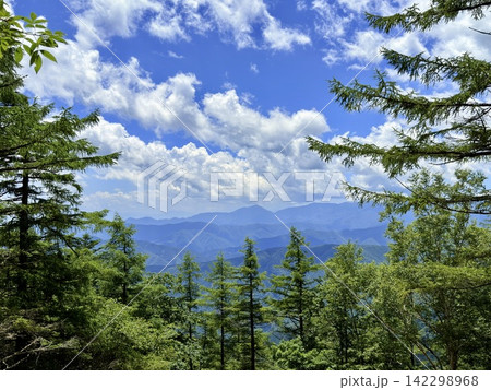 山梨県の小袖登山口から東京都最高峰の雲取山へ続く鴨沢ルートの夏景色、青空と湧き水、富士山を望む登山道 142298968