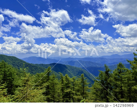 山梨県の小袖登山口から東京都最高峰の雲取山へ続く鴨沢ルートの夏景色、青空と湧き水、富士山を望む登山道 山梨県の小袖登山口から東京都最高峰の雲取山へ続く鴨沢ルートの夏景色、青空と湧き水、富士山を望む登山道 142298969