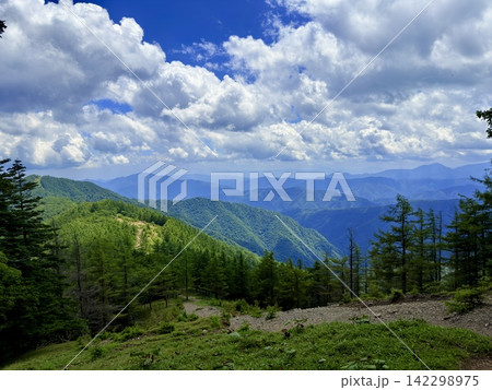 山梨県の小袖登山口から東京都最高峰の雲取山へ続く鴨沢ルートの夏景色、青空と湧き水、富士山を望む登山道 142298975
