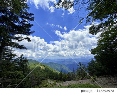 山梨県の小袖登山口から東京都最高峰の雲取山へ続く鴨沢ルートの夏景色、青空と湧き水、富士山を望む登山道 142298978