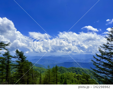 山梨県の小袖登山口から東京都最高峰の雲取山へ続く鴨沢ルートの夏景色、青空と湧き水、富士山を望む登山道 142298982