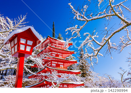【山梨県】日本の美・降雪して朝日に輝く新倉山浅間公園の忠霊塔 142298994