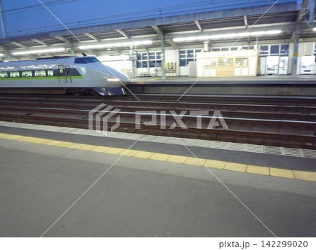 夜のホームに停車する新幹線 夜のホームに停車する新幹線 142299020